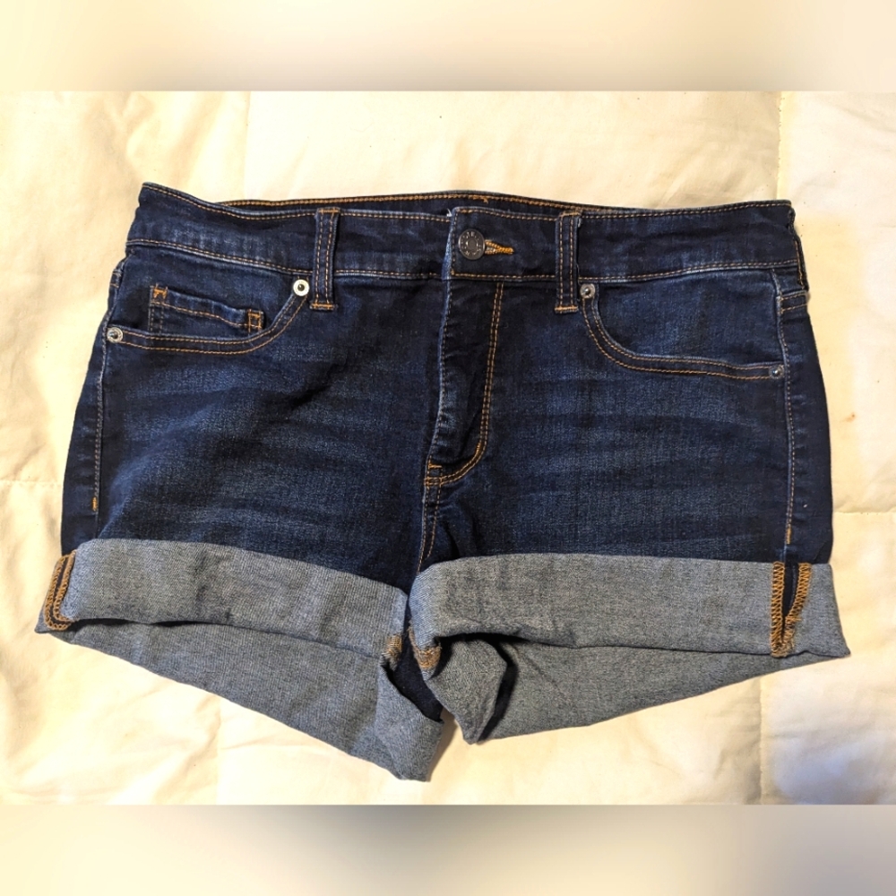 Wonderly size 6, mid-rise, dark denim shorts